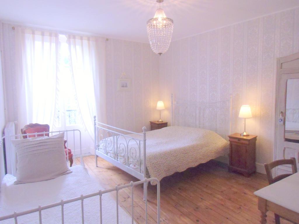 Hotel De La Providence Égliseneuve-dʼEntraigues Szoba fotó