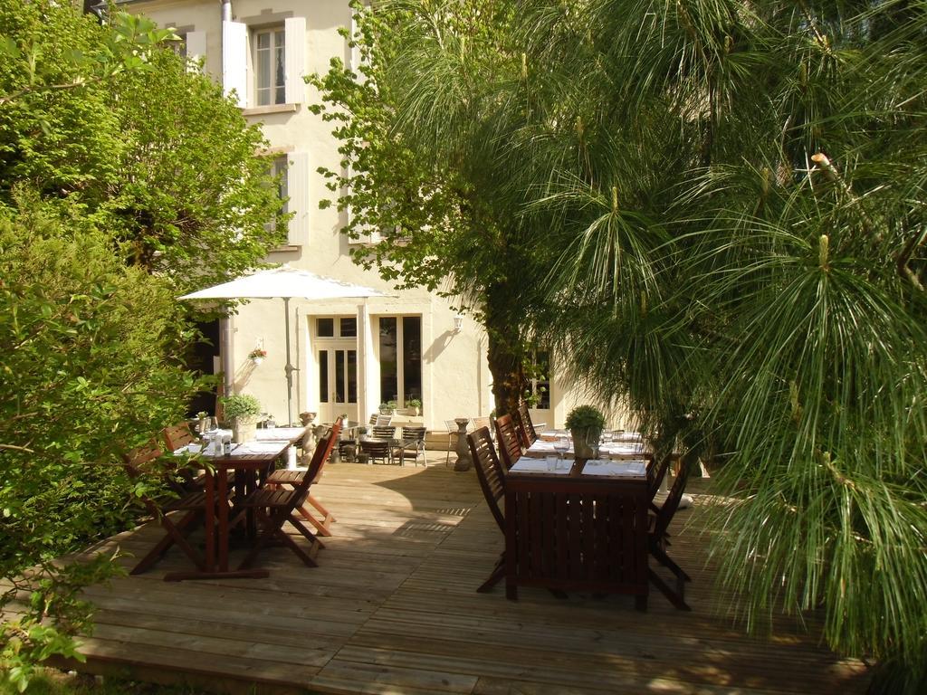 Hotel De La Providence Égliseneuve-dʼEntraigues Kültér fotó