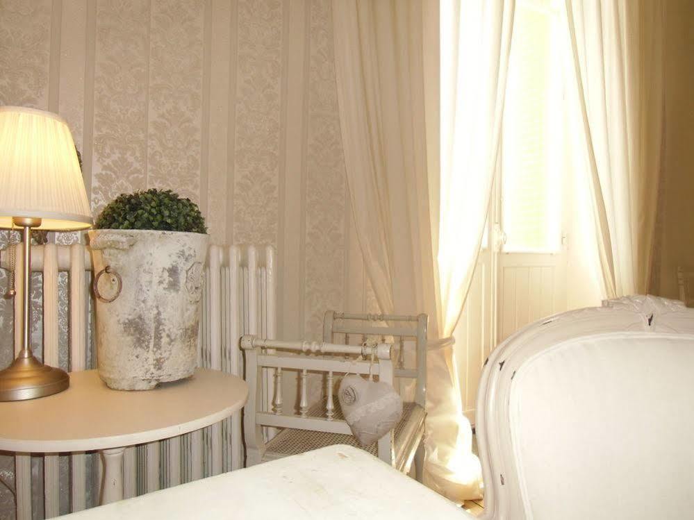 Hotel De La Providence Égliseneuve-dʼEntraigues Kültér fotó