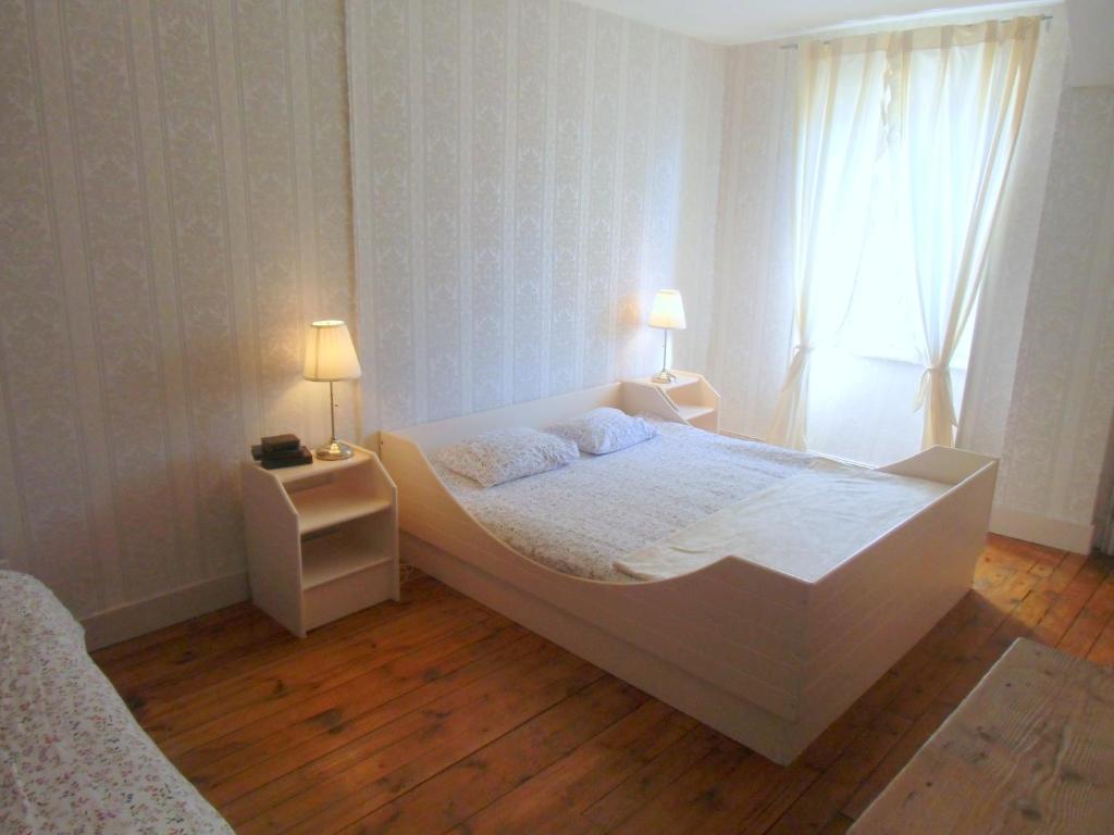 Hotel De La Providence Égliseneuve-dʼEntraigues Szoba fotó