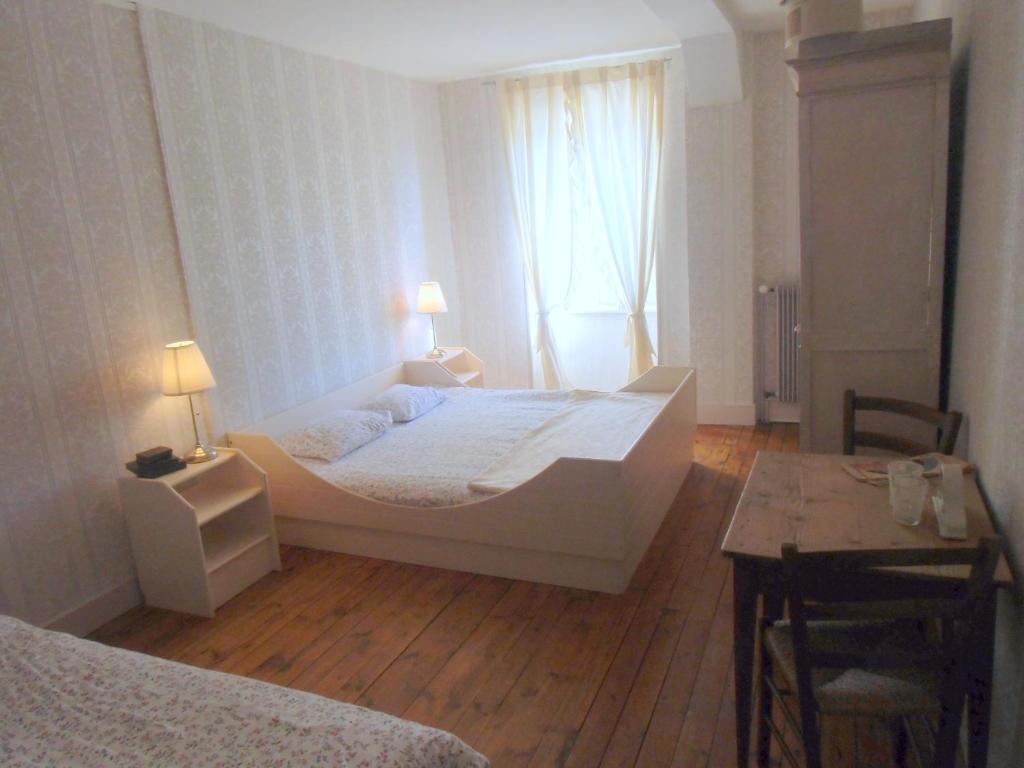 Hotel De La Providence Égliseneuve-dʼEntraigues Kültér fotó
