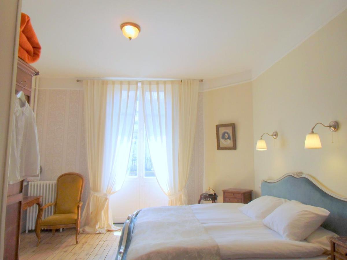 Hotel De La Providence Égliseneuve-dʼEntraigues Szoba fotó
